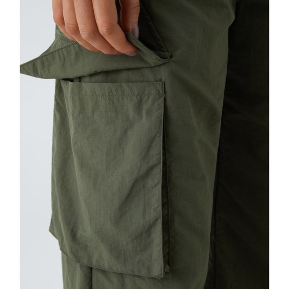 NWT Halara Mid Rise Button Zipper Side Pocket Wide Leg Casual Cargo Pants - Picture 4 of 13